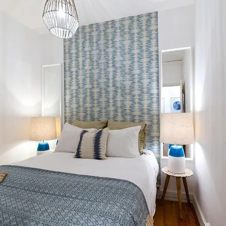 Urban Retreat At Downtown: Balcony, Style, Comfort شقة